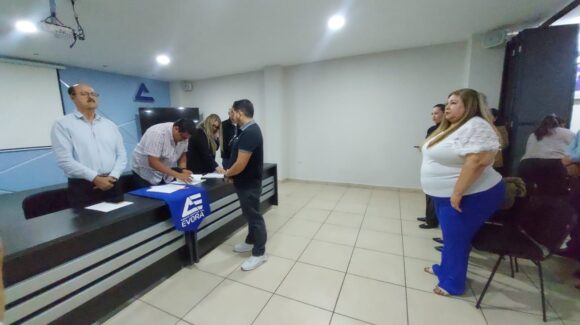 ¡Ya van dos! Silvia Aide Corral registra planilla para contender por la presidencia de Canaco Salvador Alvarado