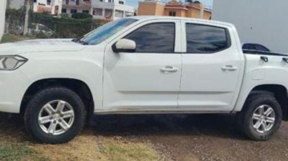 Abandonada por días, Policía Municipal recupera camioneta robada en Camarón Sábalo de Mazatlán, Sinaloa