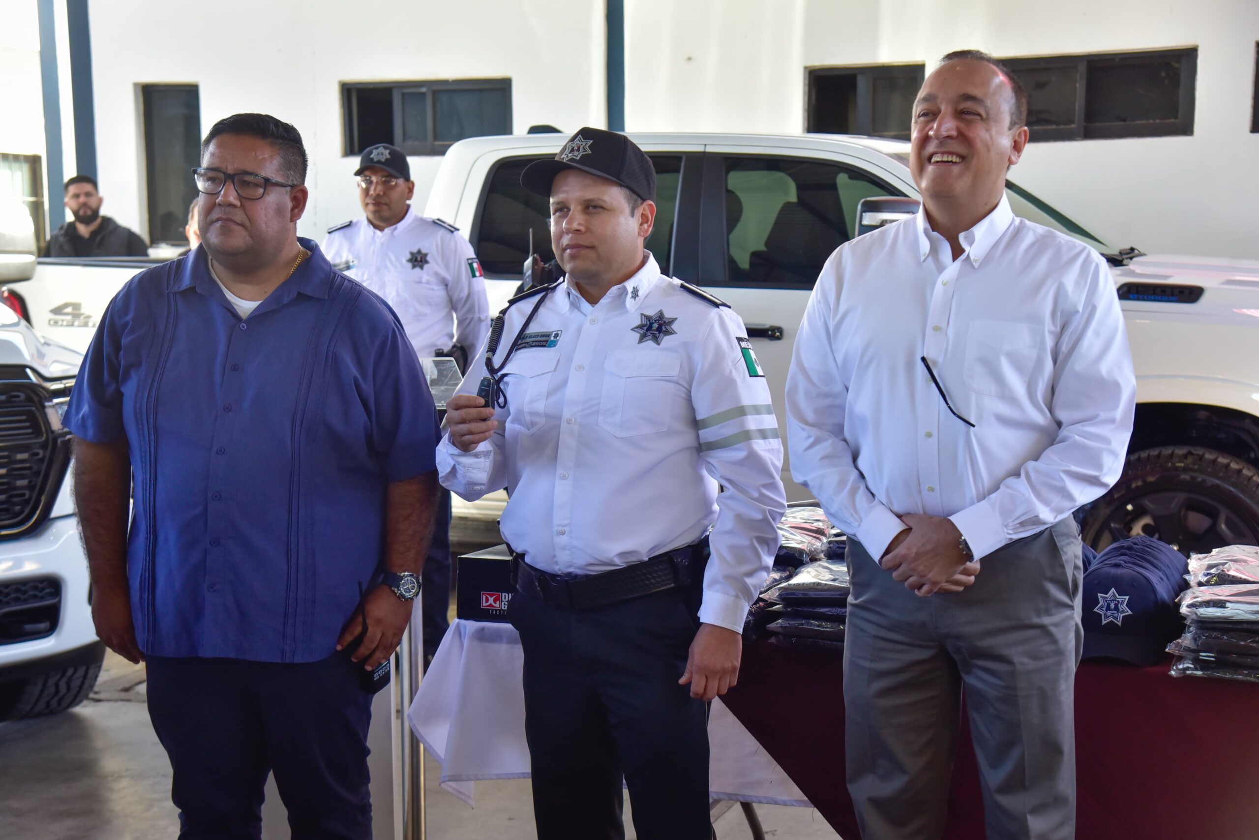 Suman 34 nuevos elementos, además de seis patrullas y entregan nuevos uniformes a policías de Ahome