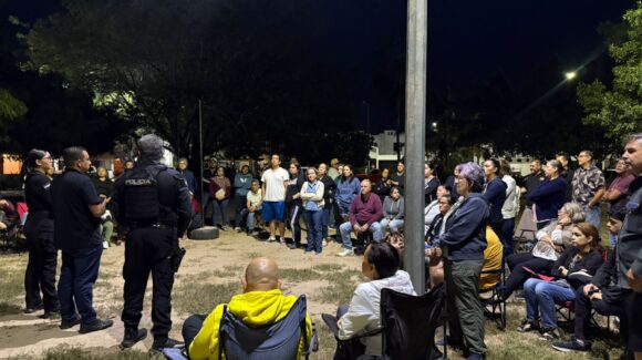 Se suman vecinos de Los Mangos Tres al Seguri-Chat para fortalecer la seguridad vecinal en Mazatlán, Sinaloa