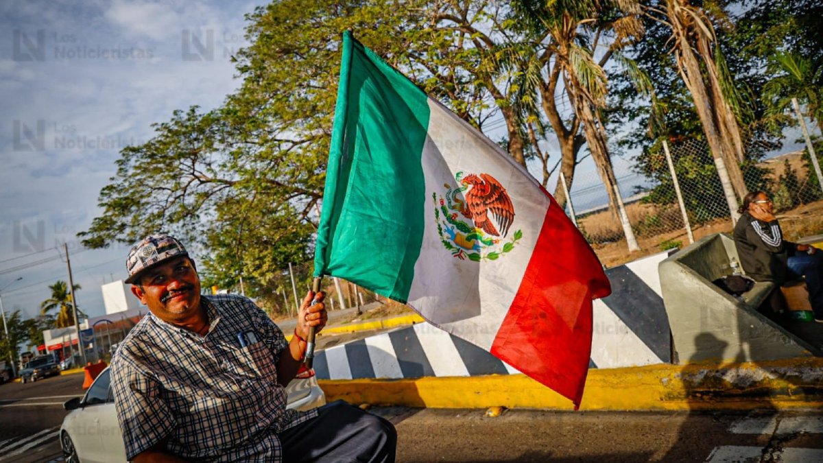 productores toman la caseta de costa rica en culiacan bandera