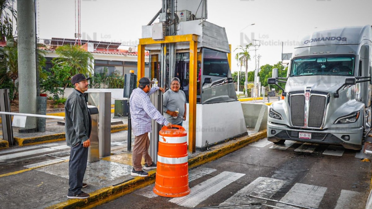 productores toman la caseta de costa rica en culiacan hombres