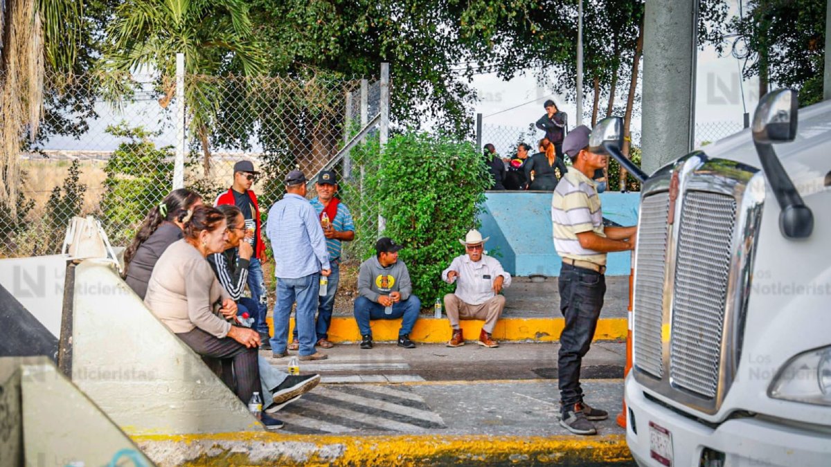 productores toman la caseta de costa rica en culiacan manifiestan