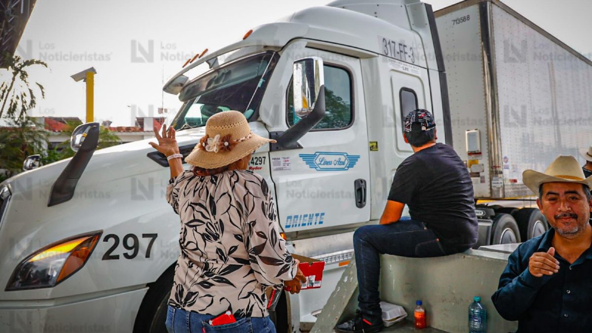 productores toman la caseta de costa rica en culiacan sinaloa