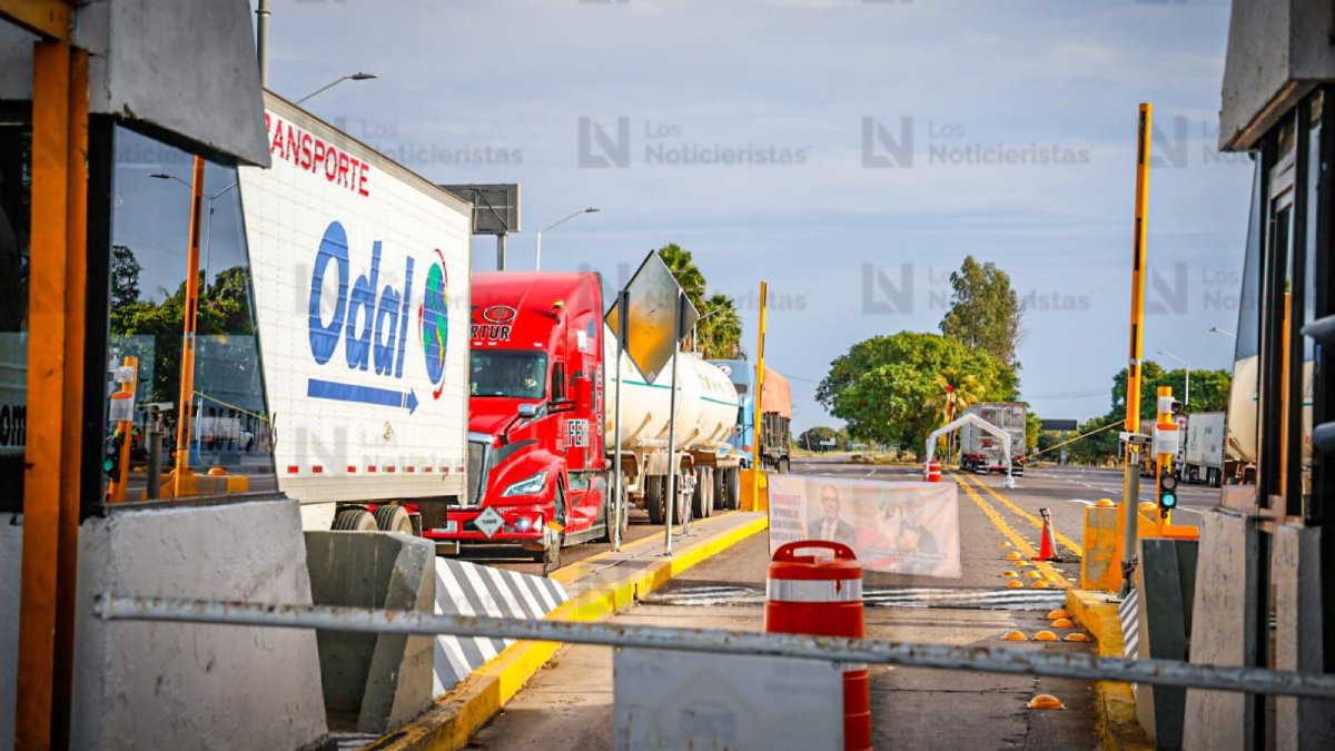 productores toman la caseta de costa rica en culiacan trailer
