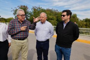 Goberandor supervisa puente y camino que conecta Sinaloa de Leyva al Opochi