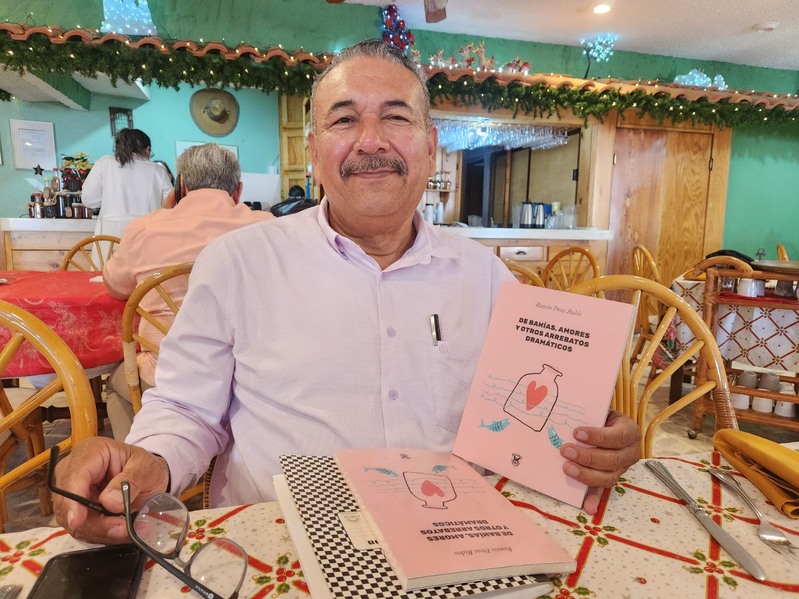 Ramón Perea publica libro De Bahías, amores y otros arrebatos dramáticos