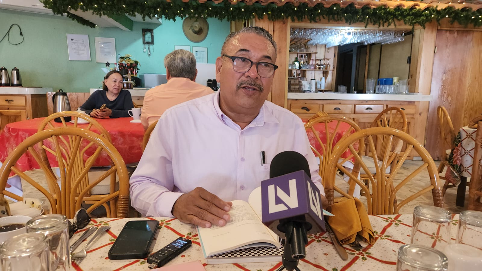Ramón Perea publica libro De Bahías, amores y otros arrebatos dramáticos
