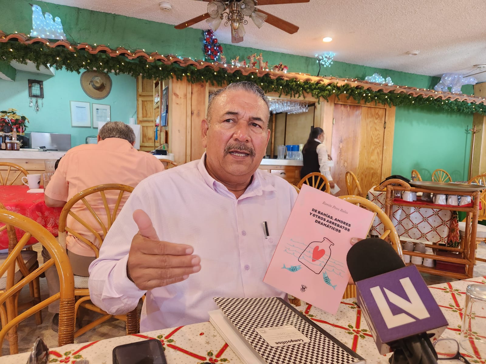 Ramón Perea publica libro De Bahías, amores y otros arrebatos dramáticos