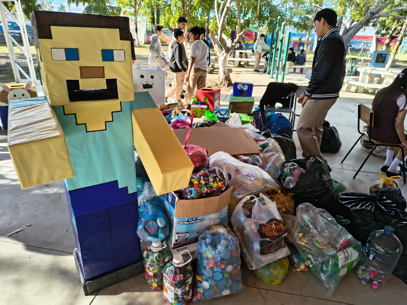 Secundaria Federal 3 en Mazatlán realiza colecta de tapas en beneficio de niños con cáncer