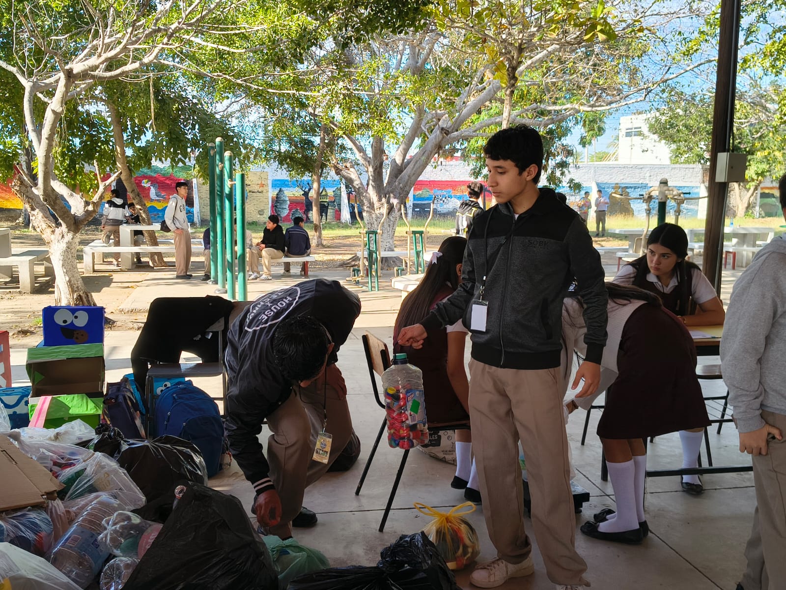 Secundaria Federal 3 en Mazatlán realiza colecta de tapas en beneficio de niños con cáncer