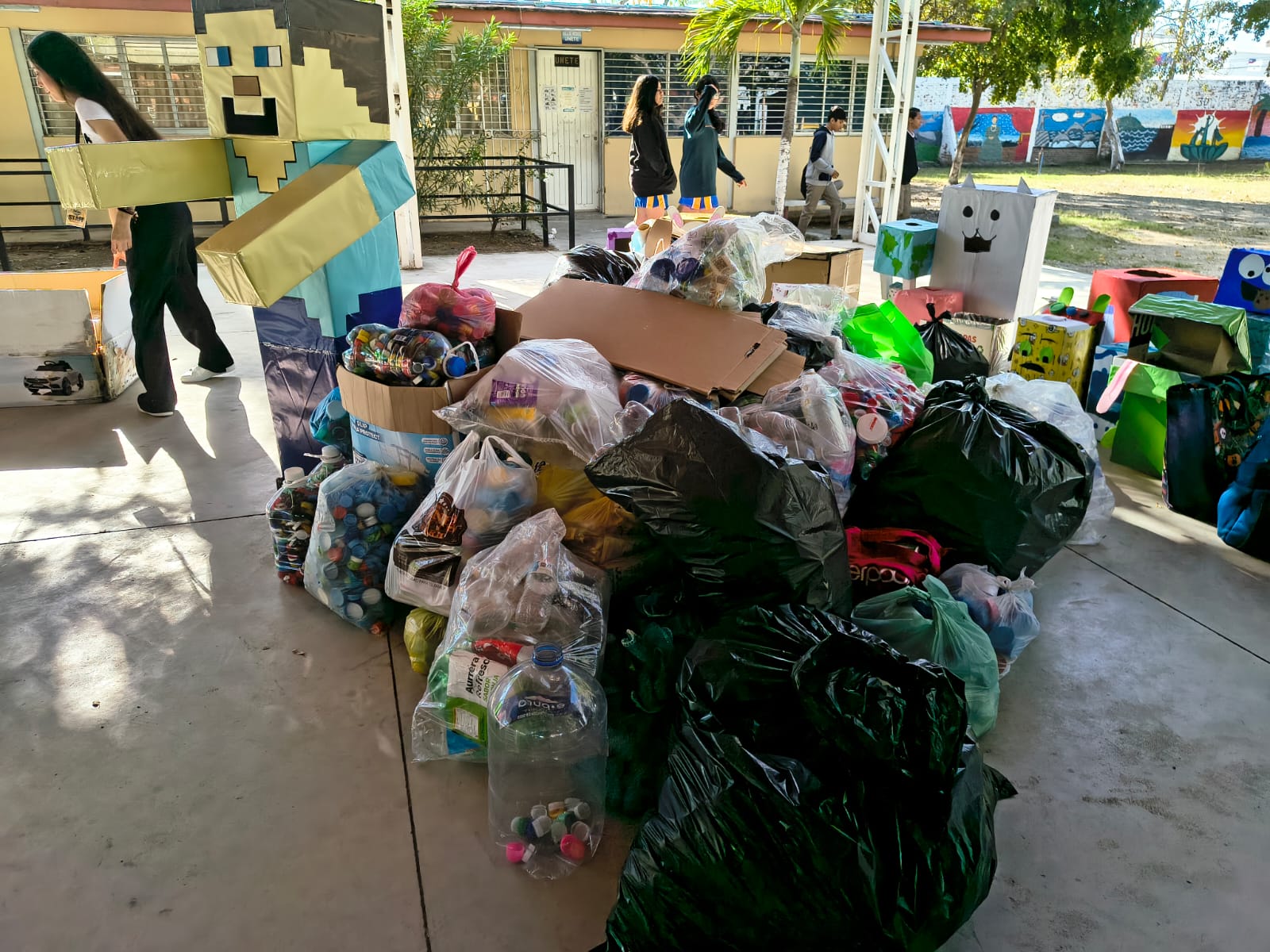 Secundaria Federal 3 en Mazatlán realiza colecta de tapas en beneficio de niños con cáncer