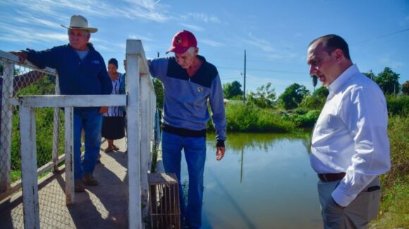 Recorre Antonio Menéndez comunidades rurales de Ahome entregando puente peatonal y diversas obras