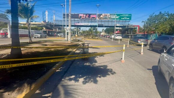 Reducen circulación en la avenida Carlos Canseco de Mazatlán, Sinaloa por obras sanitarias frente al CETIS 127