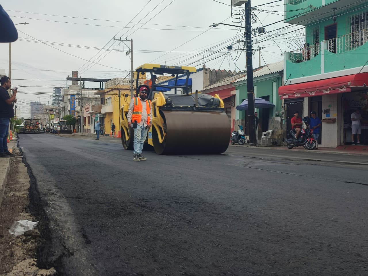 Trabajos de reencarpetado en avenidas y calles del Centro de Mazatlán