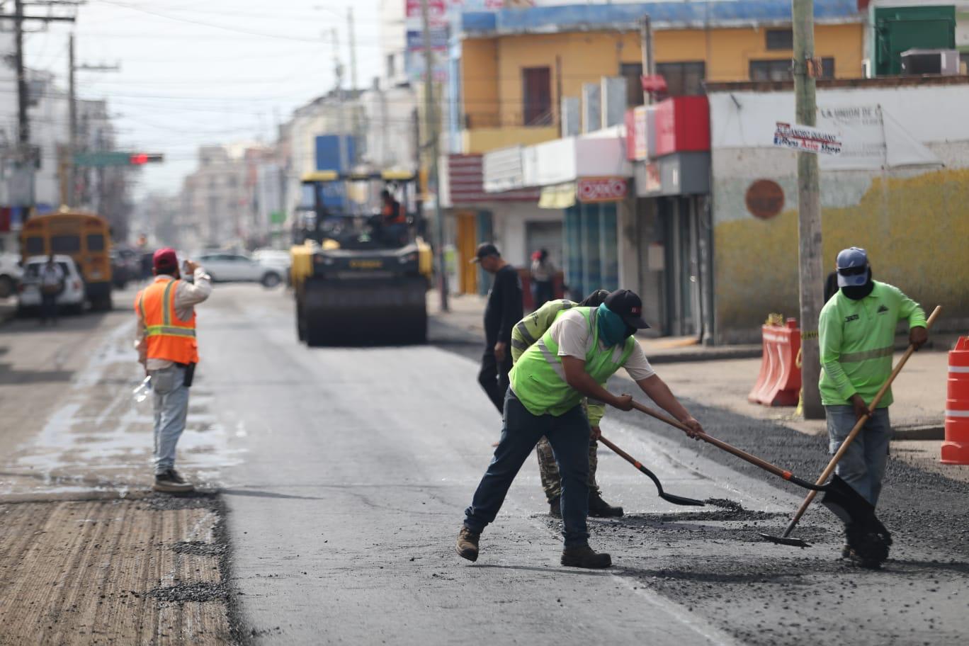 Trabajos de reencarpetado en avenidas y calles del Centro de Mazatlán