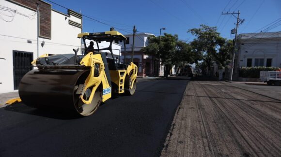Avanza reencarpetado en el Centro de Mazatlán, Sinaloa para mejorar movilidad y seguridad vial