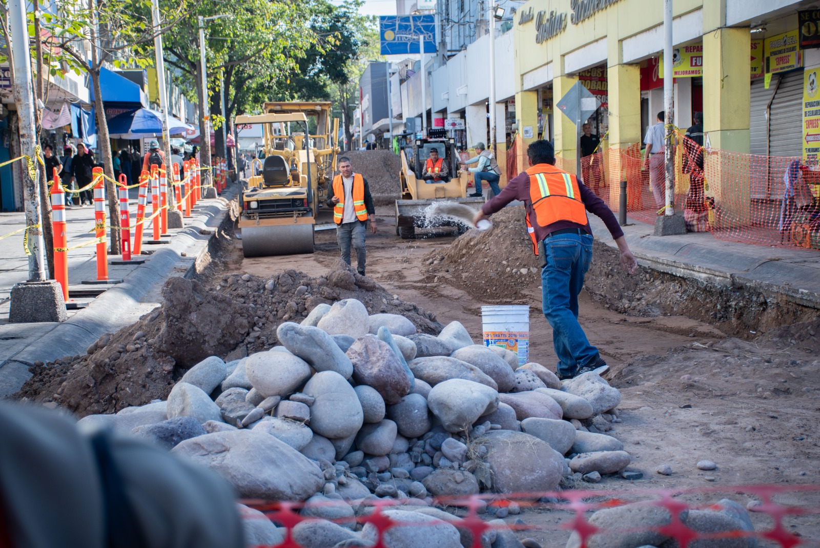 Inicia rehabilitación de calle Ángel Flores, en Culiacán