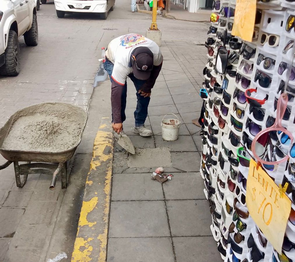 reparacion de banquetas en mercadito de mazatlan