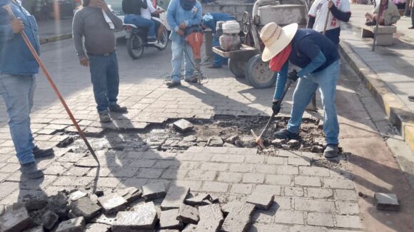 Tras barda frente al mercado Pino Suárez, ahora reparan la banqueta en Mazatlán, Sinaloa