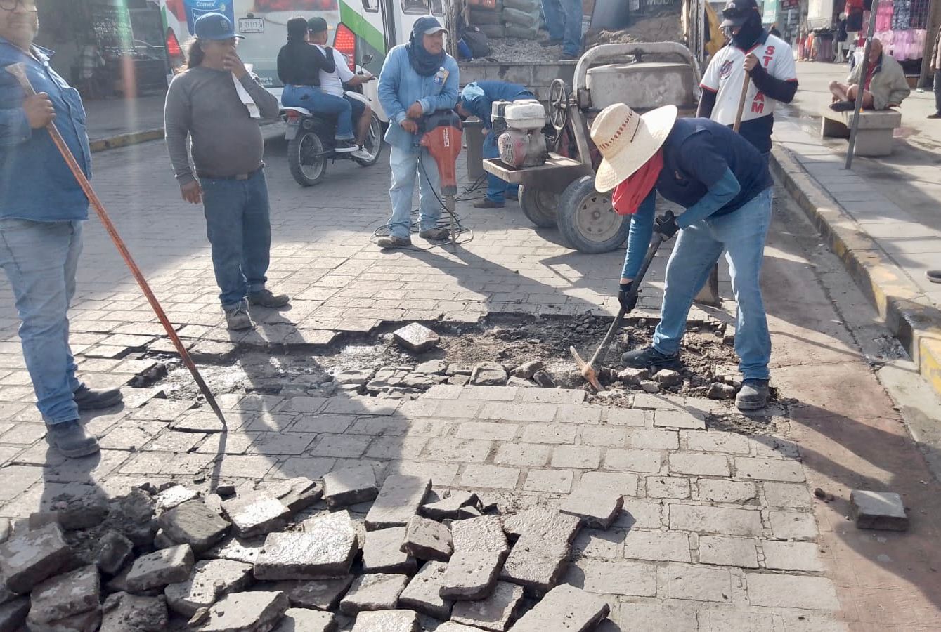 reparacion de banquetas en mercadito de mazatlan