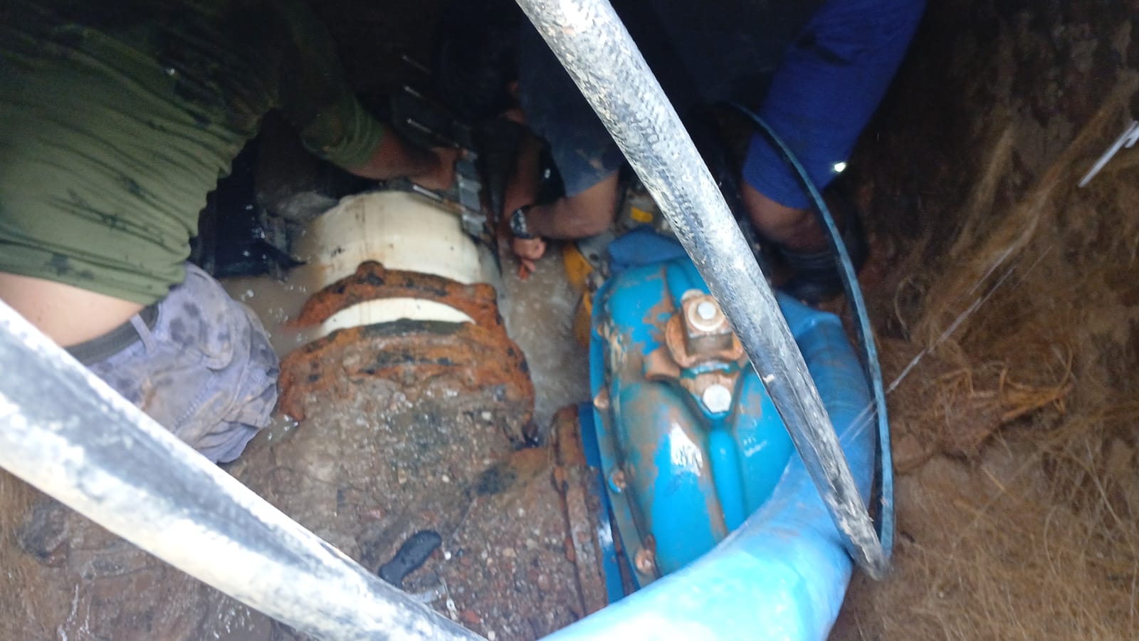 reparación de fuga de agua potable en una línea principal
