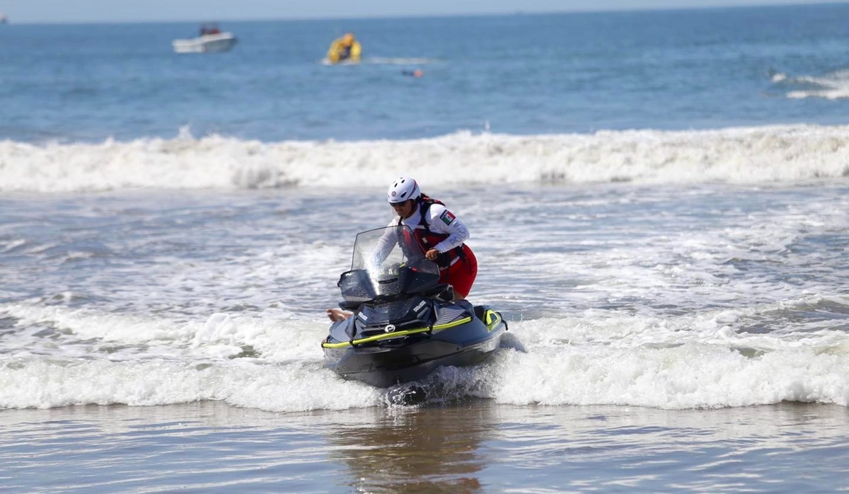 Rescatan a bañistas en playas de Mazatlán