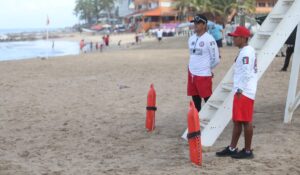 Rescatan a bañistas en playas de Mazatlán