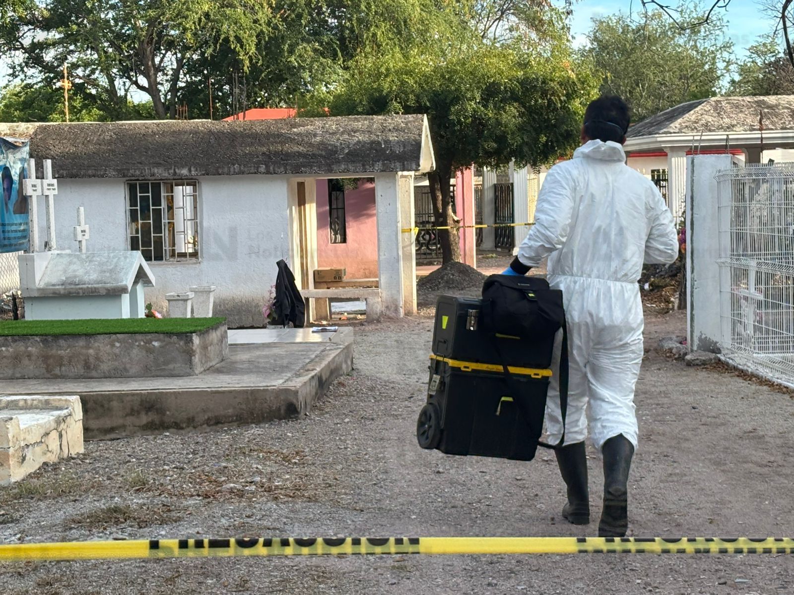 Hallan osamenta dentro de una tumba en el panteón de El Tamarindo