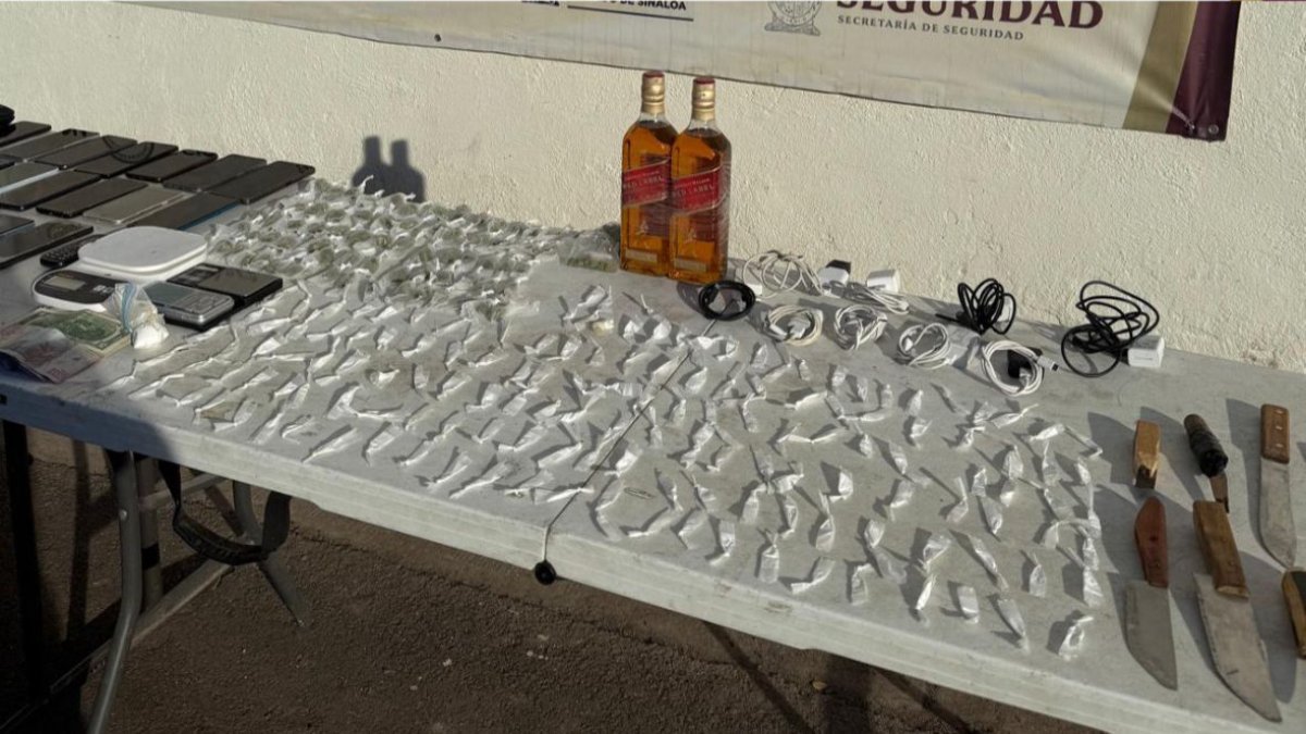 Botellas de alcohol y droga decomisadas en el penal de Aguaruto