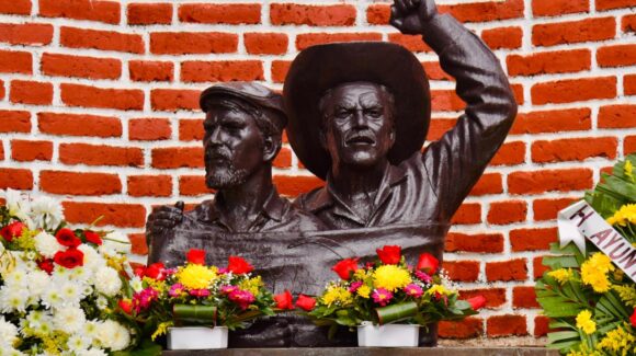 Rinden homenaje a Rosario y Alejo Uzárraga a 43 años de su legado social en Guamúchil