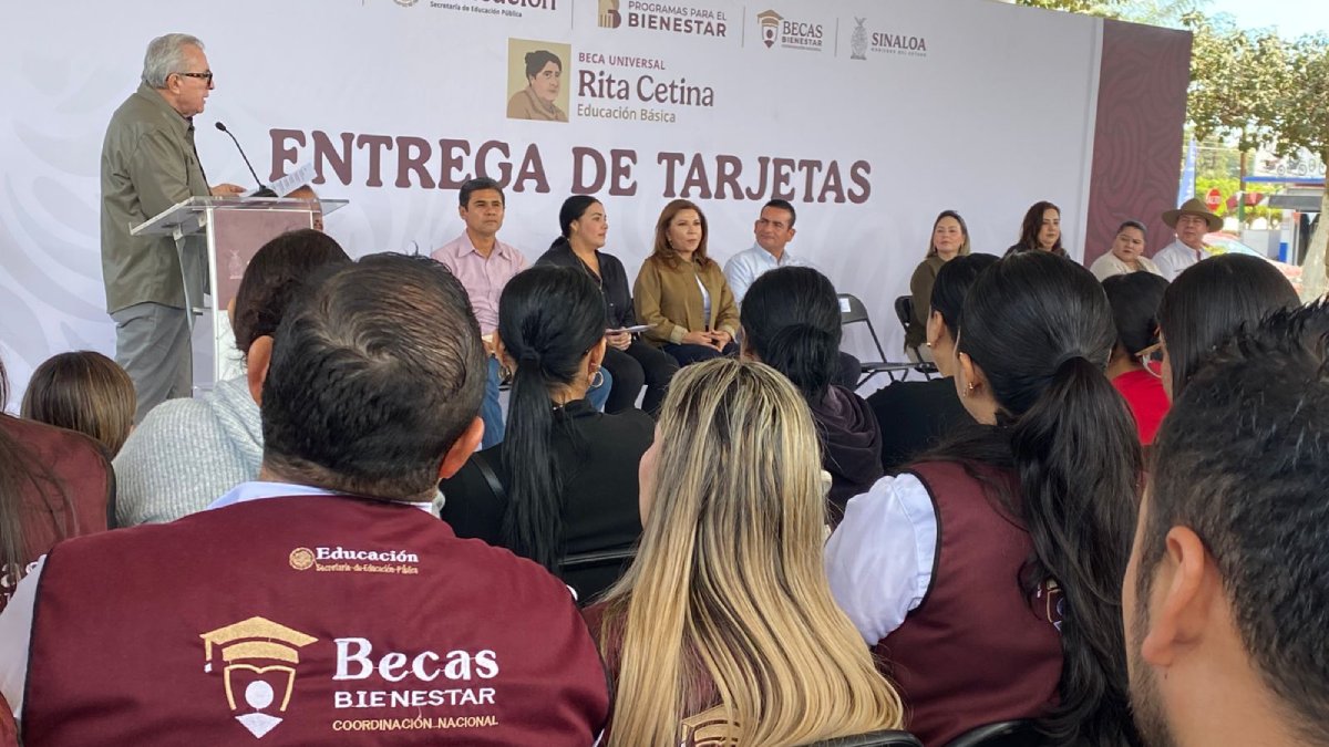 rocha entrega tarjetas de beca rita cetina en navolato evento