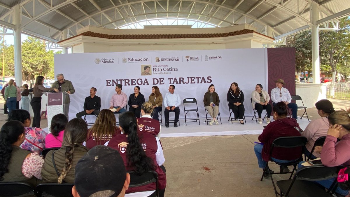 rocha entrega tarjetas de beca rita cetina en navolato sin