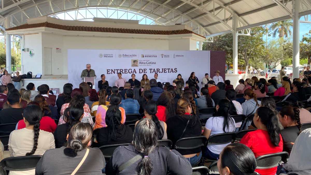 rocha entrega tarjetas de beca rita cetina en navolato sinaloa