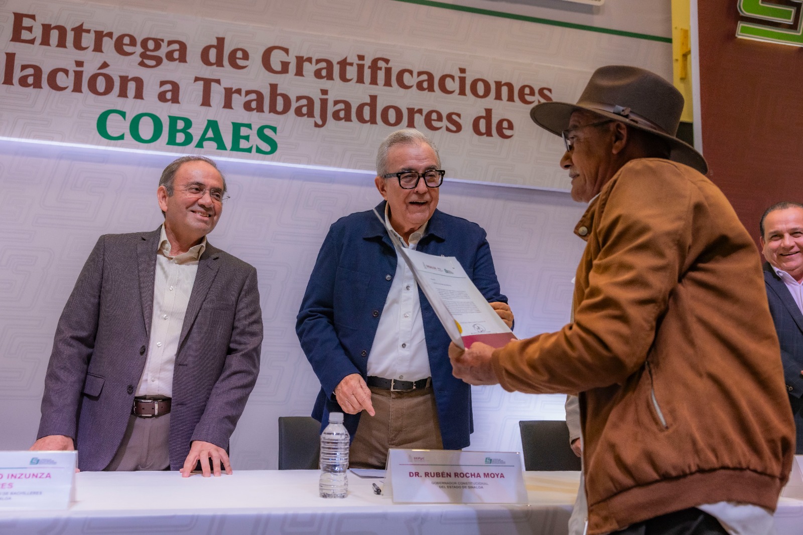Rubén Rocha Moya entregó Gratificaciones por Jubilación a trabajadores jubilados del Cobaes