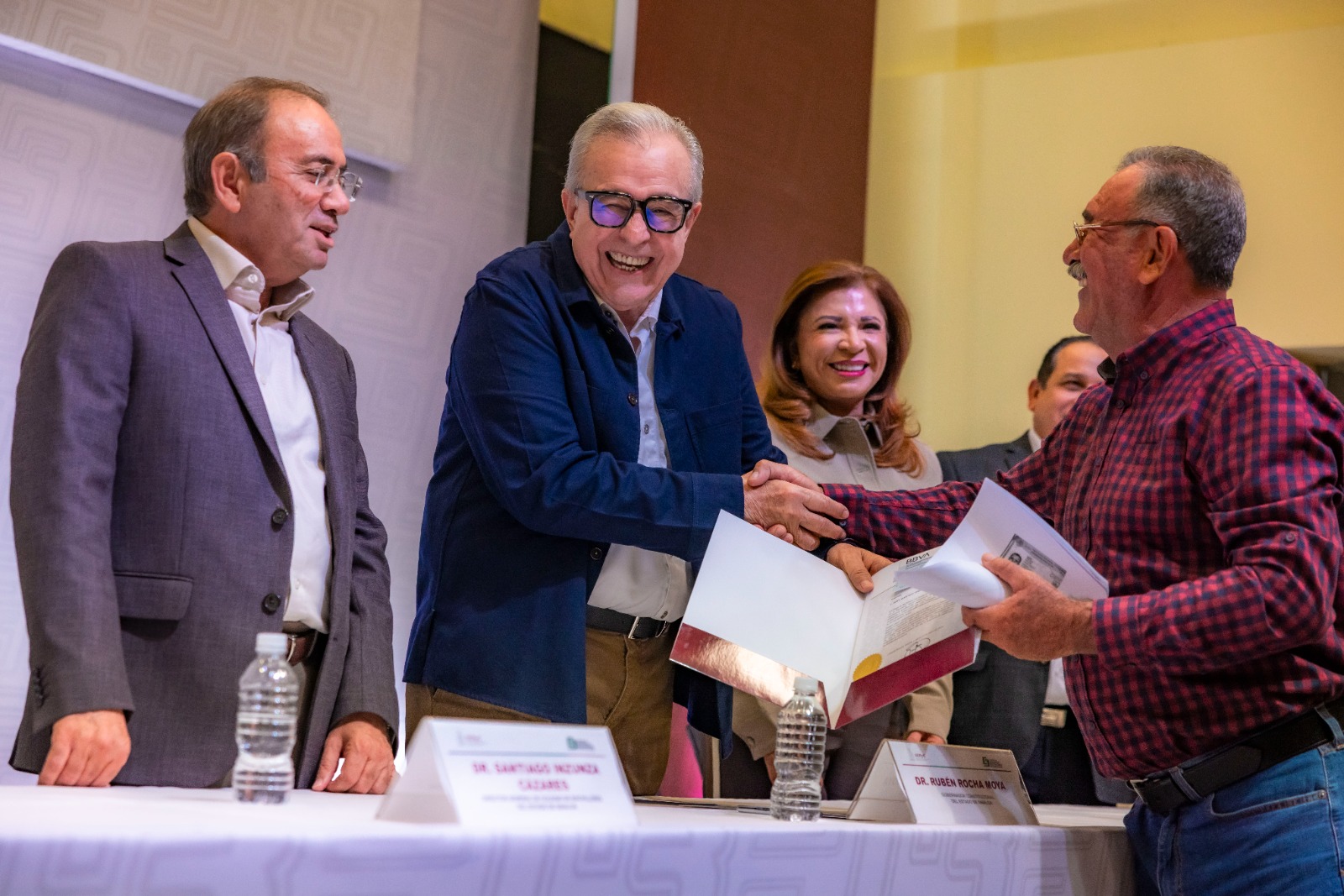 Rubén Rocha Moya entregó Gratificaciones por Jubilación a trabajadores jubilados del Cobaes