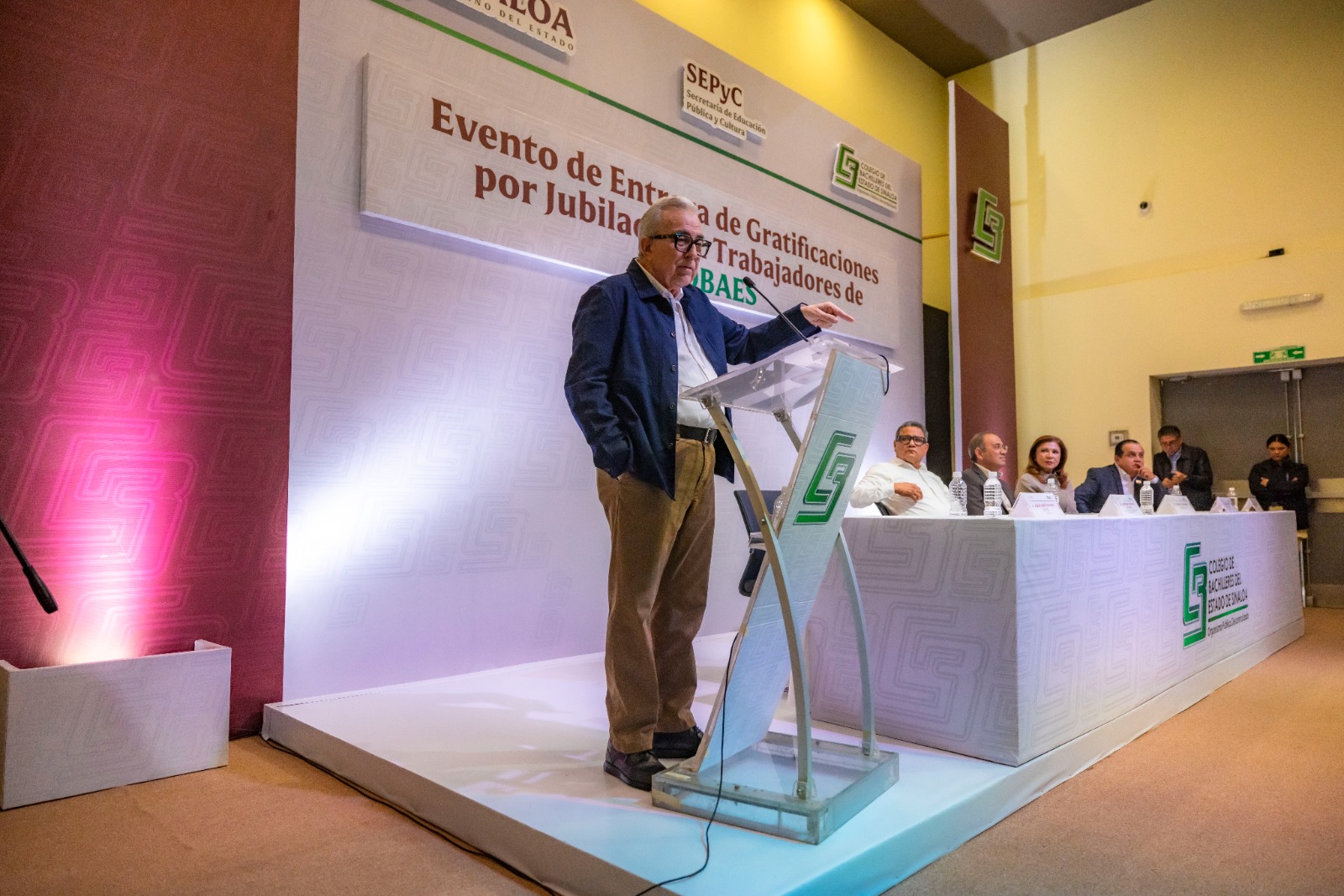 Rubén Rocha Moya entregó Gratificaciones por Jubilación a trabajadores jubilados del Cobaes