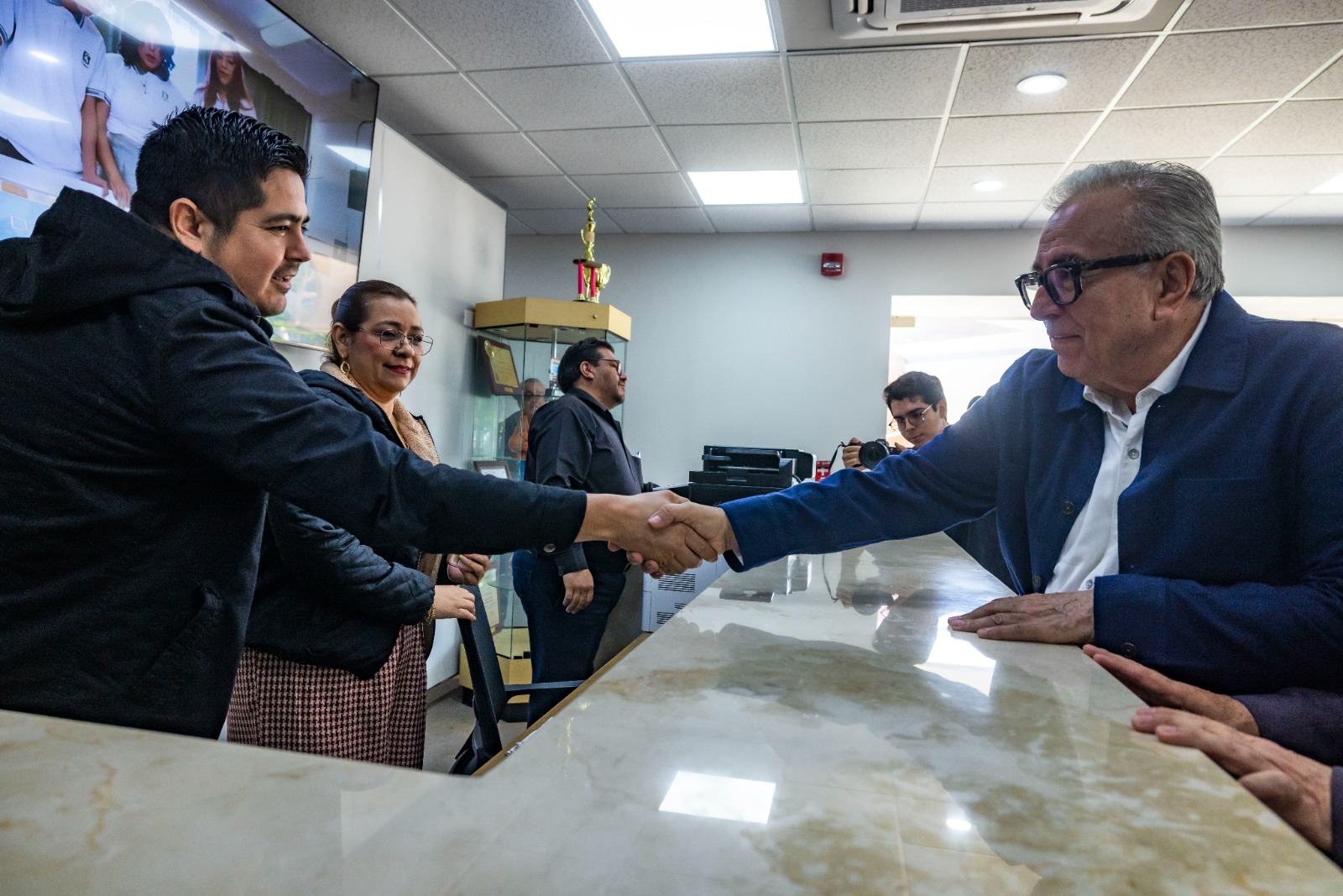 Rubén Rocha Moya entregó Gratificaciones por Jubilación a trabajadores jubilados del Cobaes
