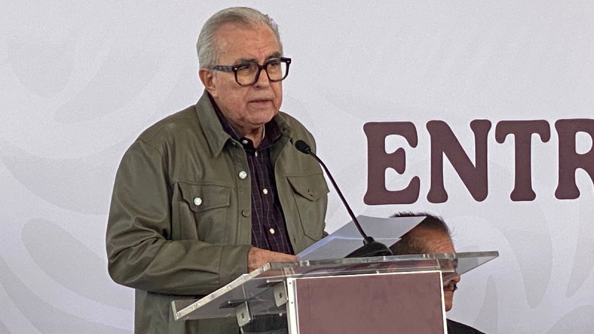rocha moya entrega tarjetas de beca rita cetina en navolato