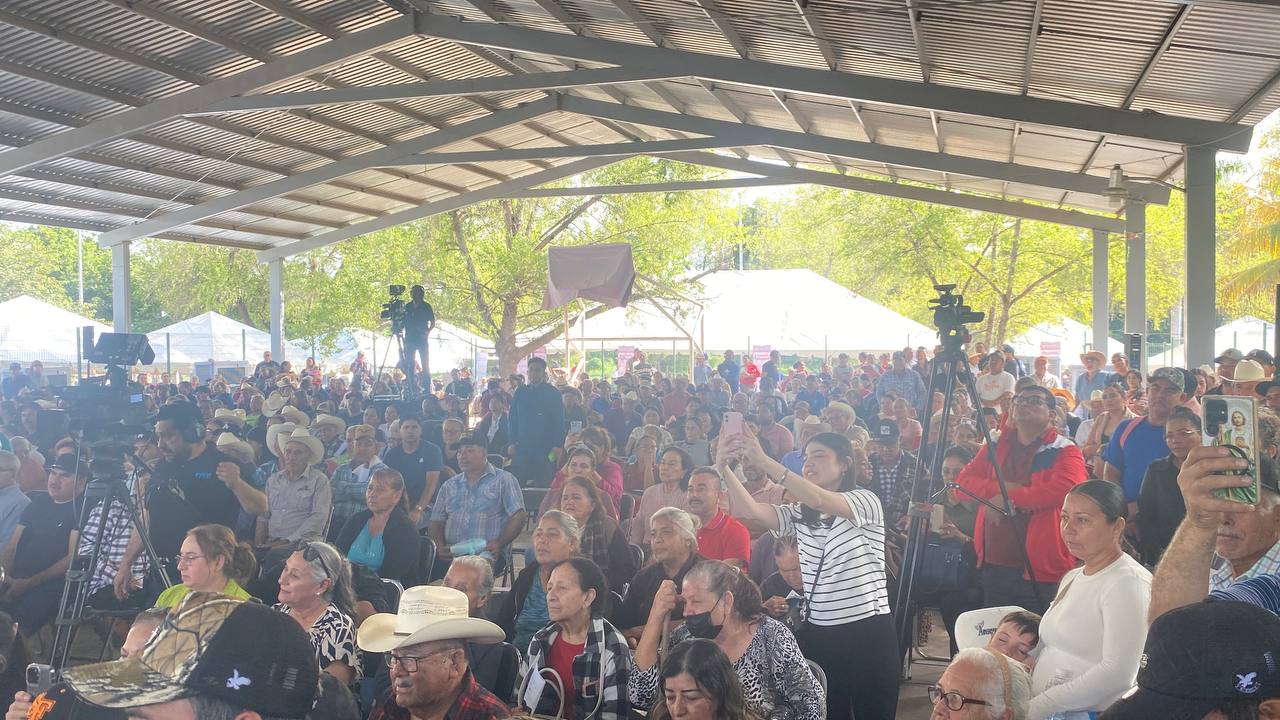 Rocha Moya entrega títulos de propiedad en Sinaloa de Leyva
