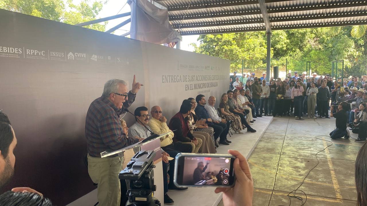 Rocha Moya entrega títulos de propiedad en Sinaloa de Leyva