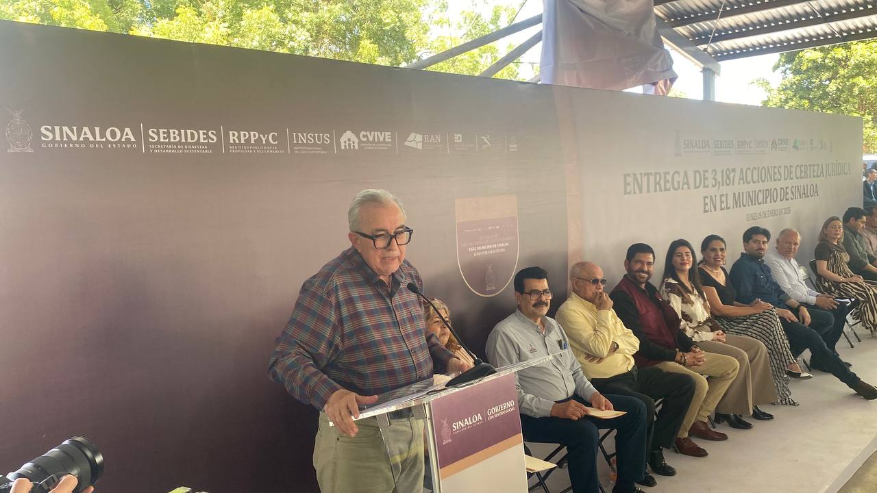 Rocha Moya entrega títulos de propiedad en Sinaloa de Leyva