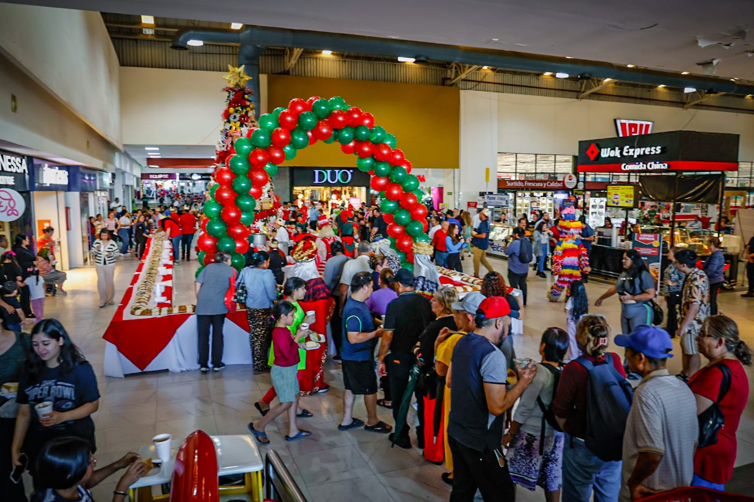 Rosca de Reyes gigante Casa Ley