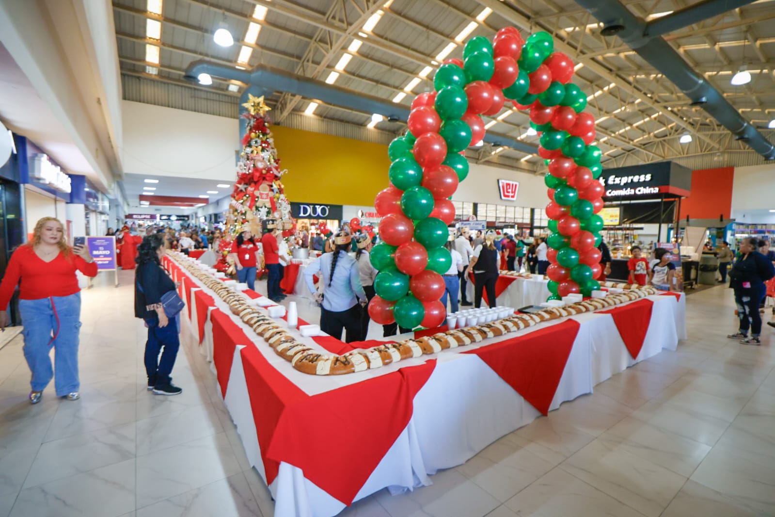 Rosca de Reyes gigante Casa Ley