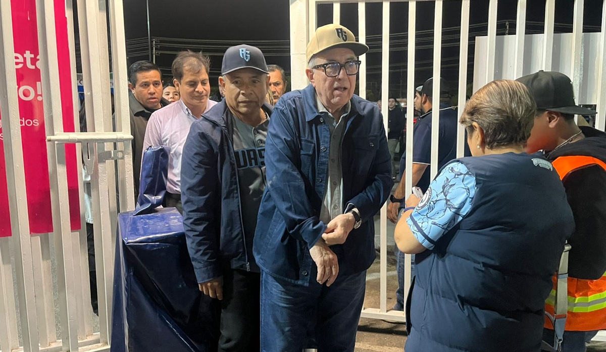 Rubén Rocha Moya asiste al juego entre Tomateros y Algodoneros en Guasave