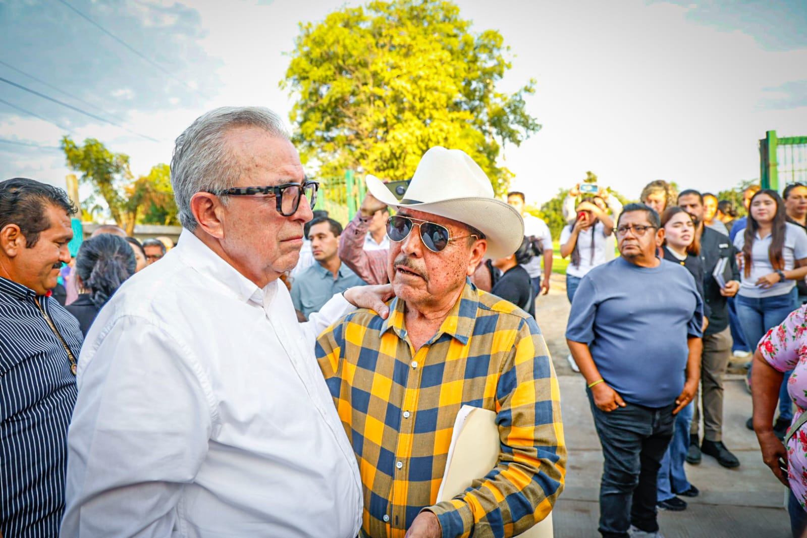 Rubén Rocha Moya y Juan de Dios Gámez Mendívil entregan pavimentaciones y espacio deportivo en El Diez, Culiacán