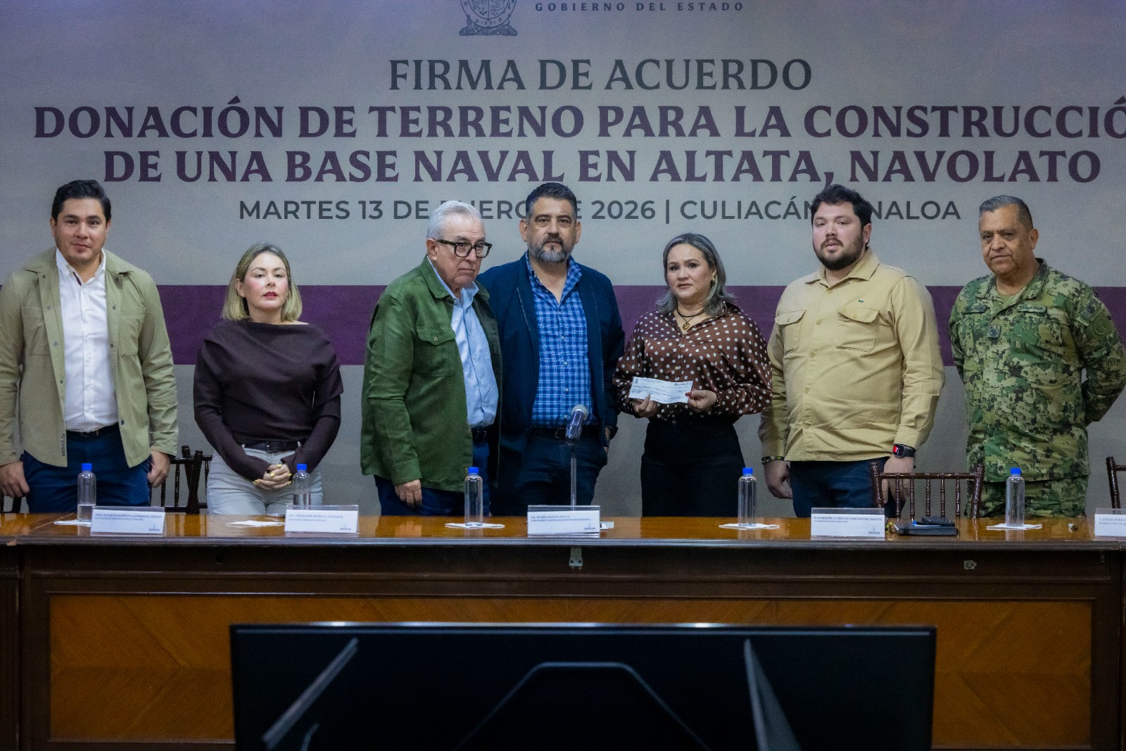 Rubén Rocha Moya firma acuerdo de donación de un predio con el comandante de la Cuarta Región Naval, vicealmirante José Daniel Reséndiz Sandoval