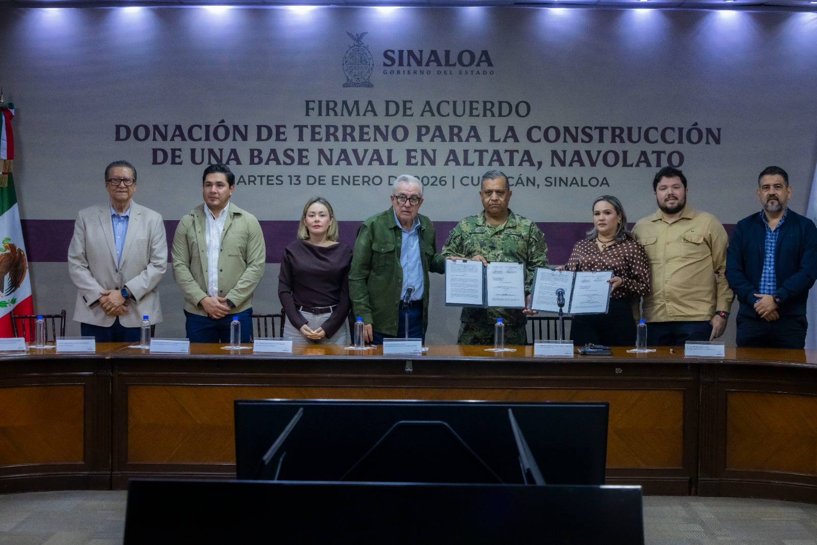 Rubén Rocha Moya firma acuerdo de donación de un predio con el comandante de la Cuarta Región Naval, vicealmirante José Daniel Reséndiz Sandoval