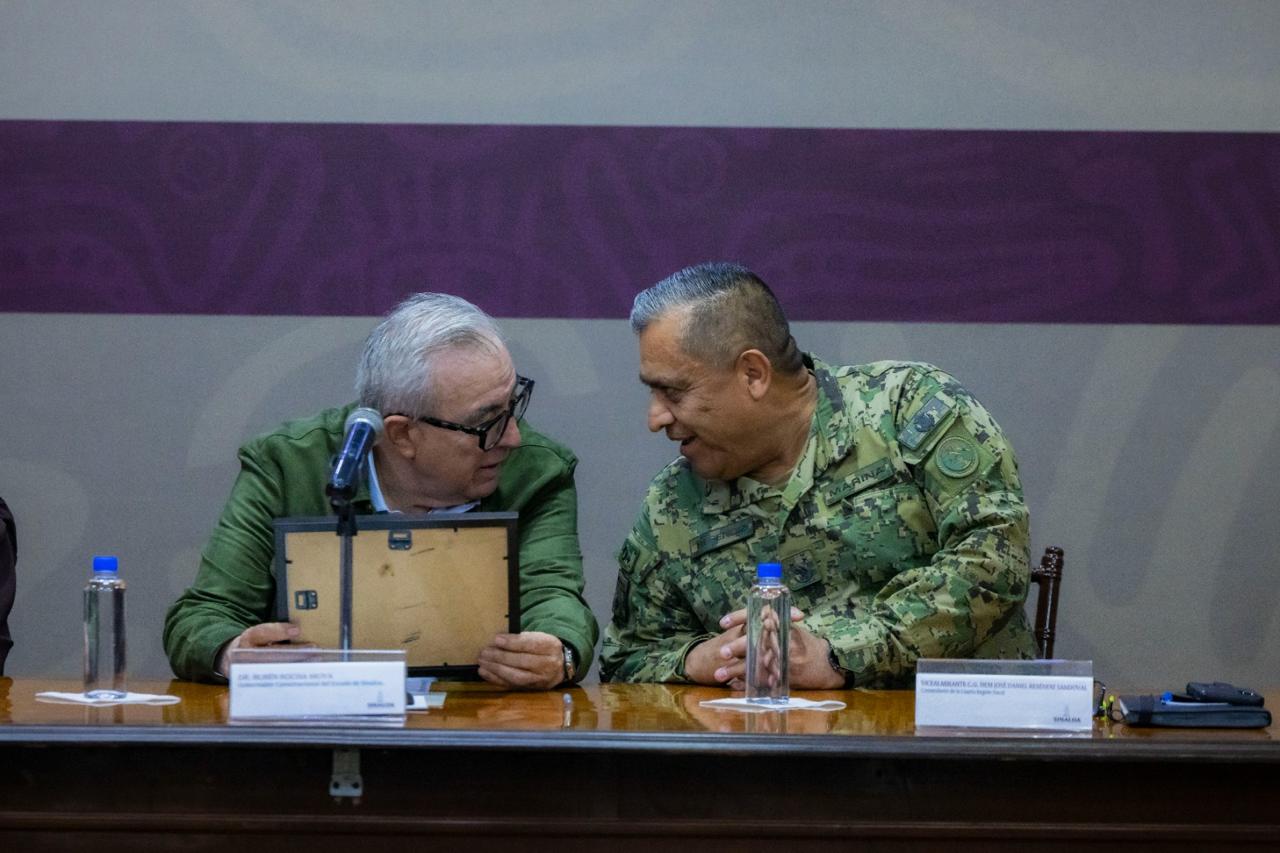 Rubén Rocha Moya con el comandante de la Cuarta Región Naval, vicealmirante José Daniel Reséndiz Sandoval