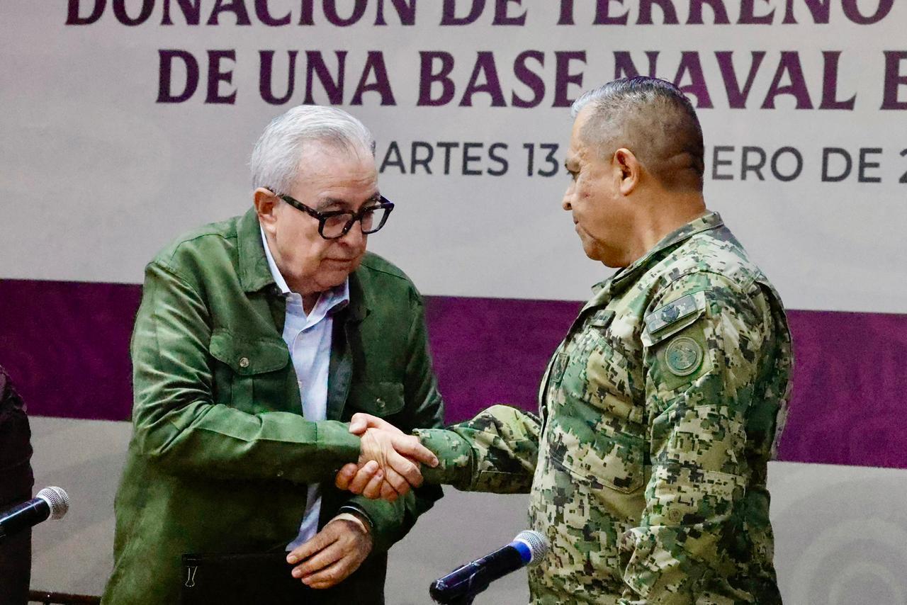 Rubén Rocha Moya con el comandante de la Cuarta Región Naval, vicealmirante José Daniel Reséndiz Sandoval